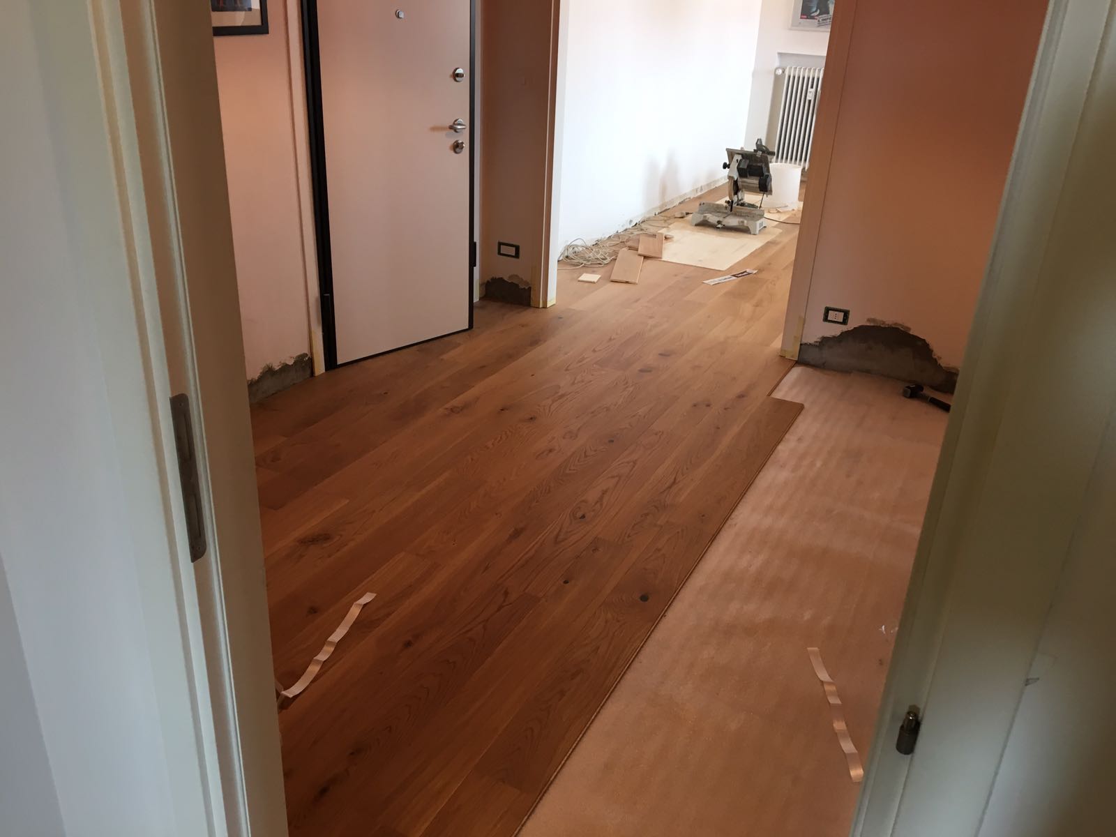 posa in opera pavimentazione in legno Inizio posa pavimentazione
