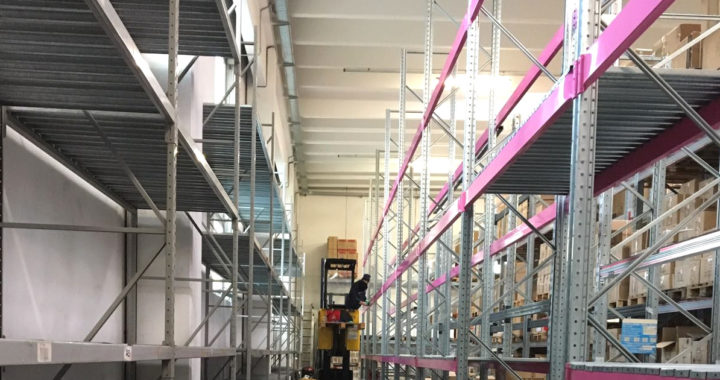 pulizia scaffali rimozione sporco a umido